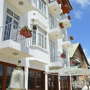 فندق Royal Hills, نوفارا إيلِيا
